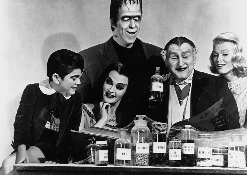 Butch Patrick, Yvonne De Carlo, Fred Gwynne, Al Lewis, and Pat Priest  in The Munsters